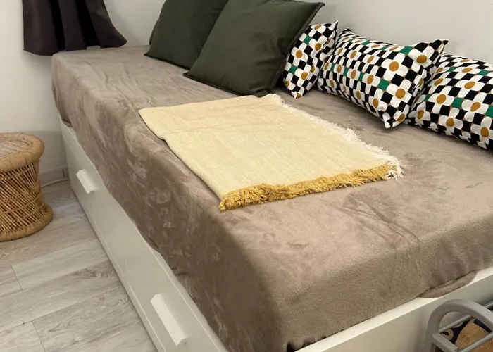 Апартаменты Au Charme Des Carmes - T1 Sur Cour - Metro A & B Тулуза